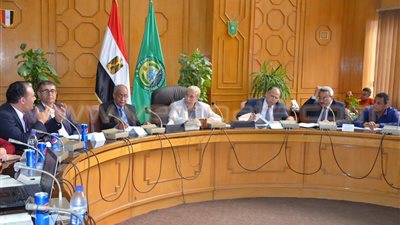 محافظ الإسماعيلية يستعرض آليات تنفيذ مشروع إصلاح التنمية المحلية