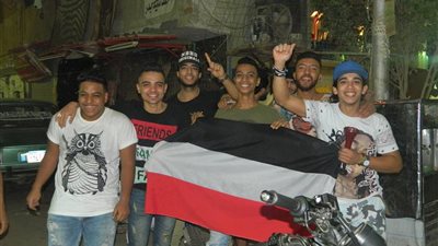 بالصور.. الأطفال يتصدرون احتفالات التأهل للمونديال بحدائق المعادي