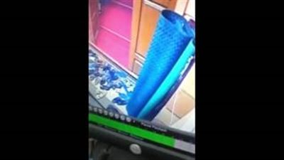 بالفيديو.. لحظة سرقة لص أحذية المصلين