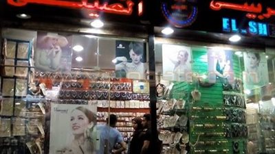 بالصور.. بعد تجاوز جرام الذهب حاجز الـ 450 جنيهًا.. لعنة «الأخضر» تٌنعش سوق «الصيني».. ارتفاع أسعار الدولار يجبر العرسان على «الفالصو».. فتيات «هنعمل إيه يعني».