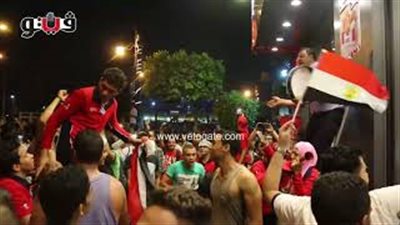بالصور.. عمال «كنتاكي» يحتفلون بفوز مصر في ميدان التحرير