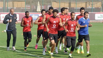 تدريبات تأهيلية لسباعي الأهلي في المران المسائي