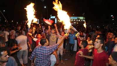 بالفيديووالصور.. شباب قنا يطلقون الألعاب النارية فرحا بصعود مصر لمونديال روسيا