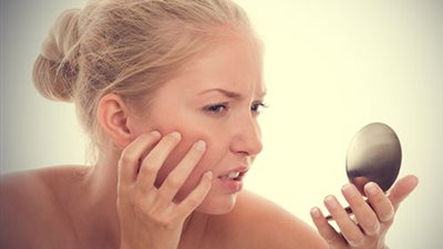 طرق التعامل مع البشرة الدهنية خلال الصيف