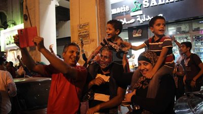 بالصور.. الاحتفال بصعود مصر إلى كأس العالم في الكوربة «شكل تاني»