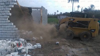 بالصور.. إزالة 11 حالة تعد على الأراضي الزراعية بطوخ في القليوبية