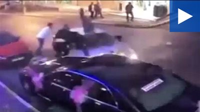 بالفيديو.. سائق يصدم أشخاصا بسيارته بعد شجار معهم في زفاف