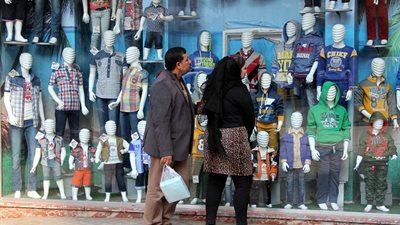 زنانيري: طرح الملابس الشتوية بالأسواق بشكل تدريجي