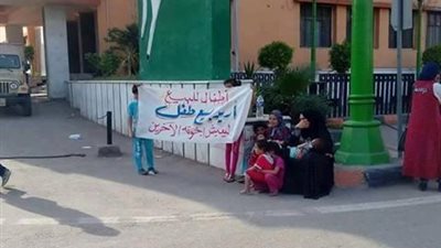 محافظ الشرقية يكشف سر لافتة «سيدة عايز أبيع طفلي»