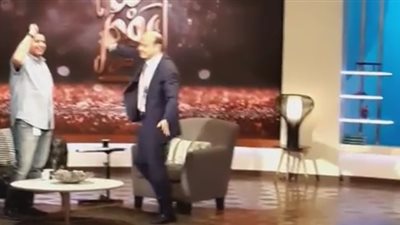 بالفيديو.. وصلة رقص لـ «أديب» على «بحبك يا صحبي» مع أحمد سعد