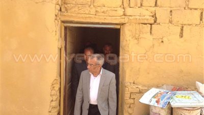 بالصور.. محافظ شمال سيناء يتفقد بناء وترميم 100 منزل في بئر العبد