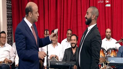 بالفيديو.. 255 جنيها «نقطة» من عمرو أديب لـ«أحمد سعد» على الهواء