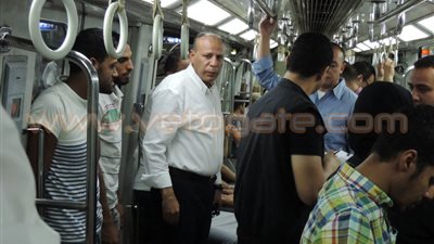 بالصور.. مدير شرطة النقل يتفقد الخدمات الأمنية بمترو الأنفاق