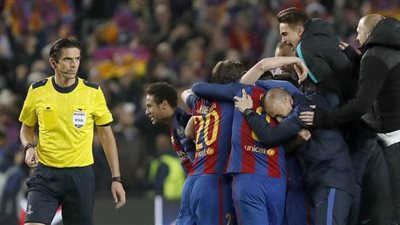 صحيفة فرنسية تنتقد حكم لقاء برشلونة مع سان جيرمان