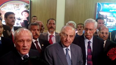 العصار وندا يفتتحان معرض «الإنتاج الحربي» بنادي مجلس الدولة