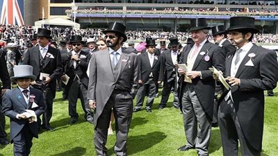 بالصور.. حاكم دبي يرتدي زي نبلاء بريطانيا في سباق للخيول