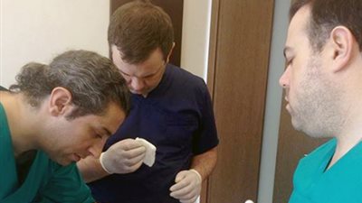 شاهد.. جراح تجميل ينشر صور المرضى أثناء الجراحة على الإنترنت