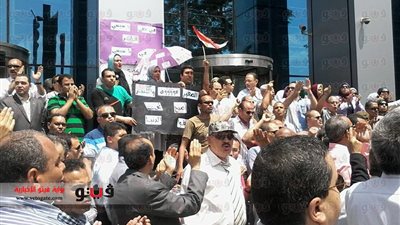 بالفيديو والصور.. وقفة احتجاجية لموظفي بنك الأهلي اعتراضًا على نظام الترقيات