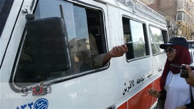 بالفيديو.. طلاب «إعلام قنا» يوزعون الحلوى والإرشادات على السائقين في الشارع