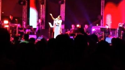 بالفيديو.. لحظة هجوم جمهور المغرب على شيرين أثناء تحيتها للسيسي