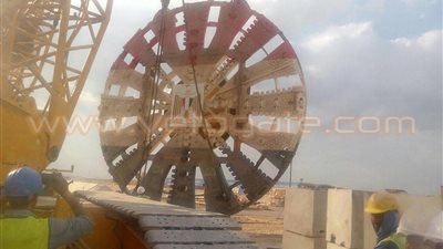 بالصور.. تجميع الماكينة الألمانية العملاقة لحفر أنفاق الإسماعيلية