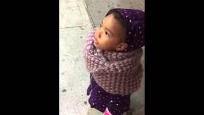 شاهد.. رد فعل طريف لفتاة غاضبة من غروب الشمس