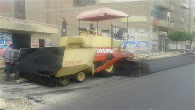 بالصور.. استمرار أعمال الرصف بشوارع شبين القناطر