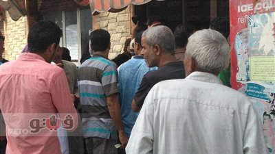 بالصور.. اصطفاف العشرات أمام المجمع الاستهلاكي لشراء السكر بمطروح