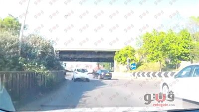 بالفيديو والصور.. تصادم سيارتين بسبب مسار خاطئ
