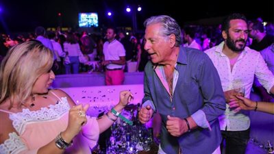 مصطفى فهمي وزوجته يرقصان على أنغام راغب علامة بالساحل الشمالي