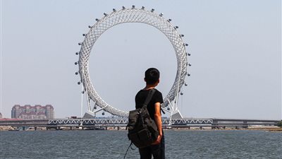 بالصور.. أضخم عجلة دوارة في الصين بتليفزيون و«واي فاي»