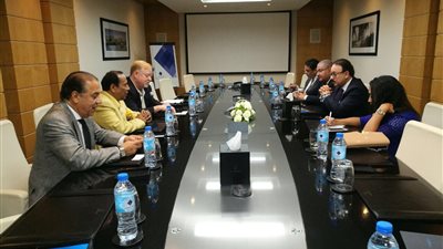 وزير الاتصالات يبحث مع مسئولي شركات عالمية ضخ استثمارات جديدة