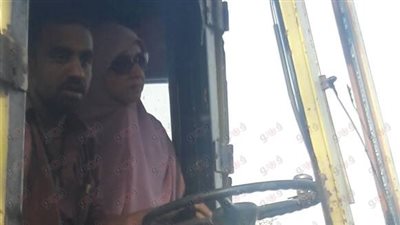 بالصور.. رئيس حي شرق شبرا الخيمة تقود «لودر» لإزالة التعديات