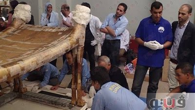 الانتهاء من تغليف سرير توت عنخ آمون استعدادا لنقله للمتحف الكبير
