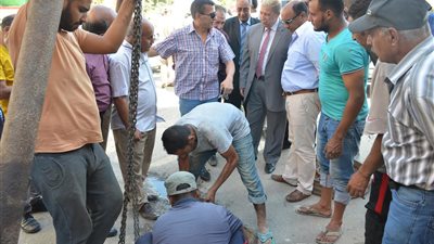 محافظ الإسماعيلية يناقش مشكلات الصرف الصحي