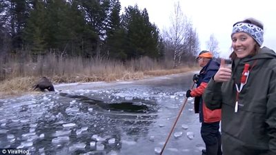 بالفيديو والصور.. إنقاذ «موظ» بعد غرقه في بحيرة متجمدة