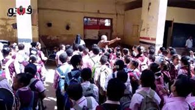 بالفيديو.. مدرسة ابتدائية بالمنيا تحتفل بفوز المنتخب بالأغاني الوطنية