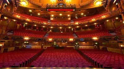 تطوير نظارات ذكية لمساعدة ذوي الإعاقة السمعية في متابعة العروض المسرحية