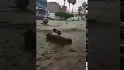 بالفيديو.. رد فعل شابين لحظة هطول الأمطار بالسعودية