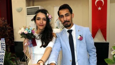 بالفيديو.. شرطي يقدم على فعل غريب بحفل زفافه