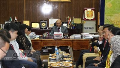 محافظ المنوفية يناقش تطبيق منظومة النظافة الجديدة مع وفد صيني