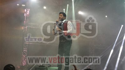 بالفيديو .. شاهد حماقى لحظة دخوله للصالة المغطاة وصعوده للمسرح