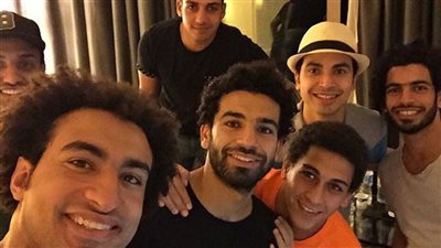 علي ربيع ومحمد أنور يحتفلان بتأهل مصر لكأس العالم مع محمد صلاح
