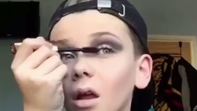 بالفيديو.. طفل يضع المكياج كالمحترفين يحقق 44 مليون مشاهدة