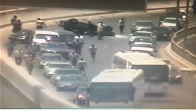 إصابة شخصين في انقلاب سيارة أعلى كوبري الشهيد