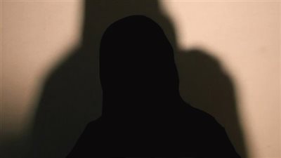 اعترافات ربة منزل قتلت طفلتها ودفنتها في مقابر السيدة عائشة.. المتهمة: والدها استغل زواجنا العرفي ورفض الاعتراف بها.. استعنت بشابين لتنفيذ الجريمة مقابل المال.. وأهلي سلموني للشرطة بعد علمهم بالواقعة