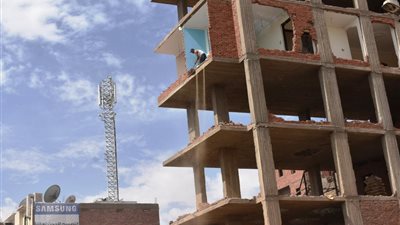 بالفيديو والصور.. إزالة عمارة مخالفة من 7 طوابق بأسوان