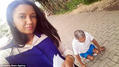 بالفيديو والصور.. أب يسير على يديه لحضور حفل تخرج ابنته