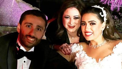 مي نور الشريف تنشر صورتها مع نجلة صالح كامل في حفل زفافها