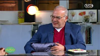 بالفيديو.. صلاح عبد الله يغني لـ«إسعاد يونس» من تأليفه على الهواء